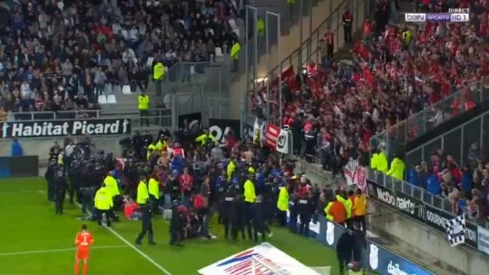 [VIDEO] Tragedia en Francia: partido del Lille de Marcelo Bielsa es interrumpido por una avalancha con varios heridos