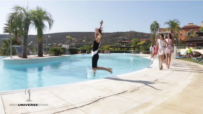 [VIDEO] El bochorno que vivió una aspirante a Miss España tras caer accidentalmente a piscina en pleno desfile