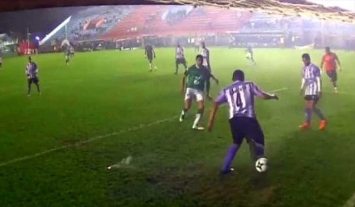 [VIDEO] La maradoniana jugada de defensor para salir jugando desde la línea de su propio arco