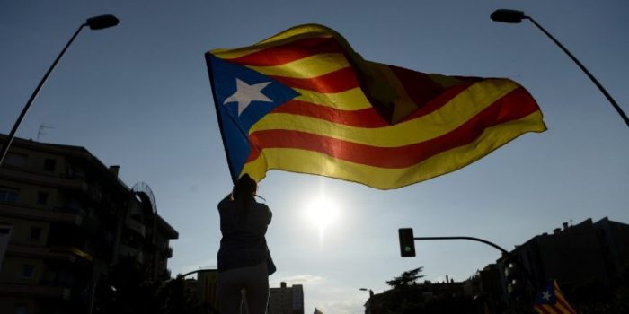 Gobierno español exige a independentistas catalanes suspender el referéndum