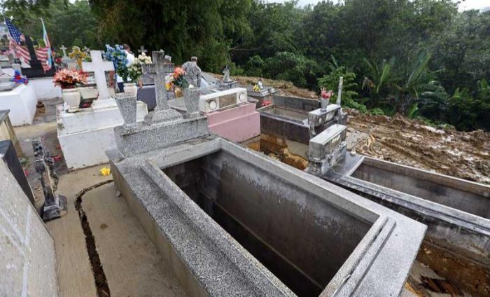 Huracán María deja a la vista cientos de restos en cementerio de Puerto Rico
