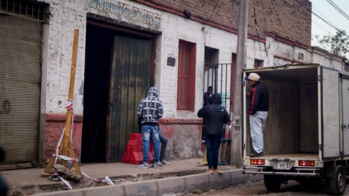 40 familias de migrantes fueron desalojados por la municipalidad de Santiago