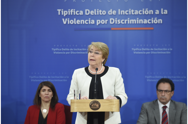 Bachelet firma proyecto que tipifica como delito la incitación a la violencia