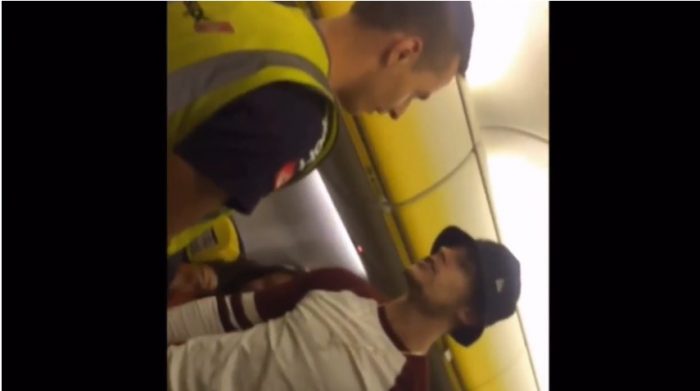 [VIDEO] Hombre aplica llave de artes marciales a joven ebrio que atemorizaba a pasajeros en pleno vuelo