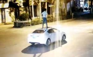 [VIDEO] Arrestan a hombre por viajar ebrio sobre el techo de su auto