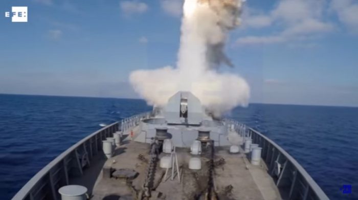 [VIDEO] El momento en que una fragata rusa lanza misiles de crucero contra posiciones de Estado Islámico en Siria