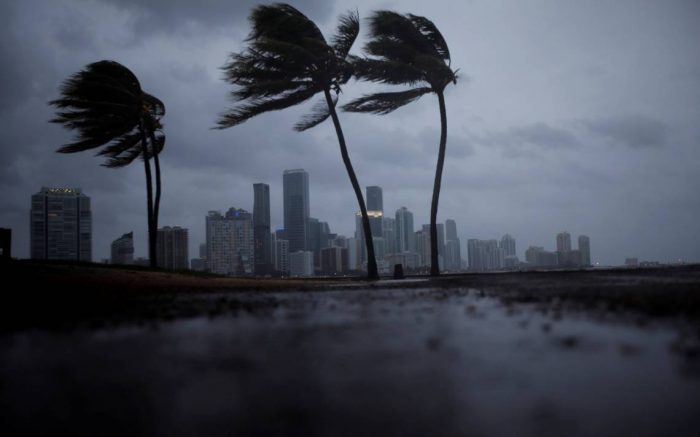 [VIDEO] Meteorólogos miden la fuerza del viento del huracán Irma a su llegada a Florida