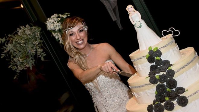 La italiana que se casó con ella misma y se une a la tendencia de la «sologamia» presente en otros países