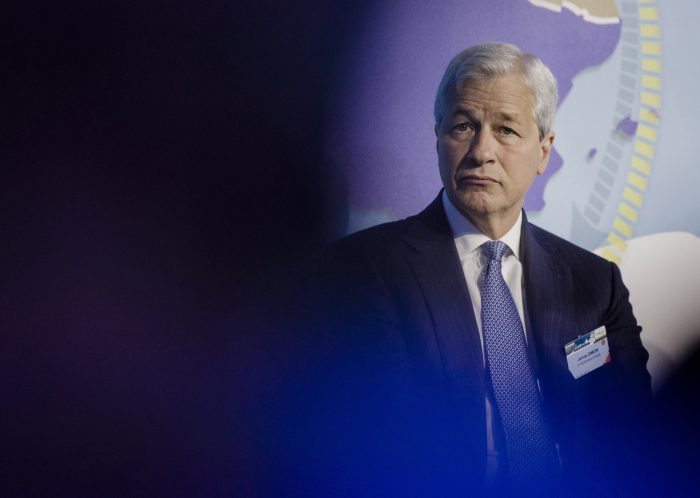 Jefe de JPMorgan despediría a operadores que negocien Bitcoin: dijo que la moneda virtual «no terminará bien»