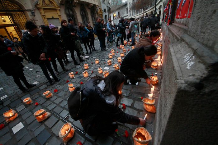 [FOTOS] Velas iluminan el frontis de Londres 38 en memoria de víctimas de la dictadura militar