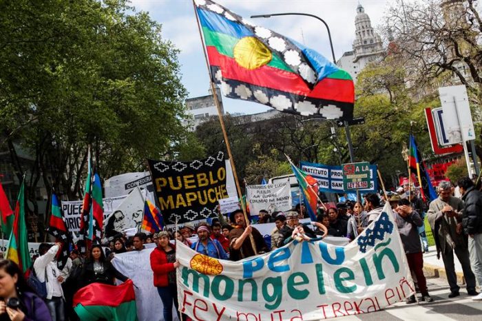 [VIDEO] Marchan en Argentina para pedir prórroga a ley que impide desalojar indígenas
