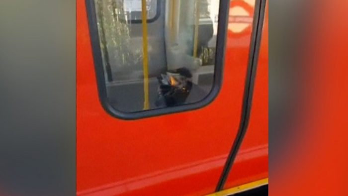 [VIDEO] La bolsa y el balde en llamas dentro de un vagón que investigan tras el incidente «terrorista» en el metro de Londres