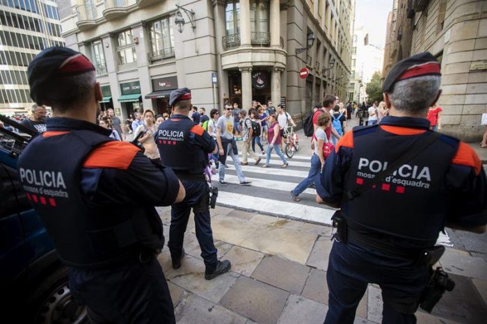 Fiscalía de Cataluña ordena a la policía catalana intervenir urnas en centros electorales