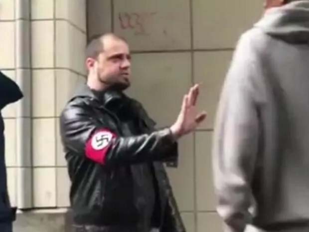 [VIDEO] Joven nazi es noqueado por afroamericano tras persecución hecha a través de Twitter