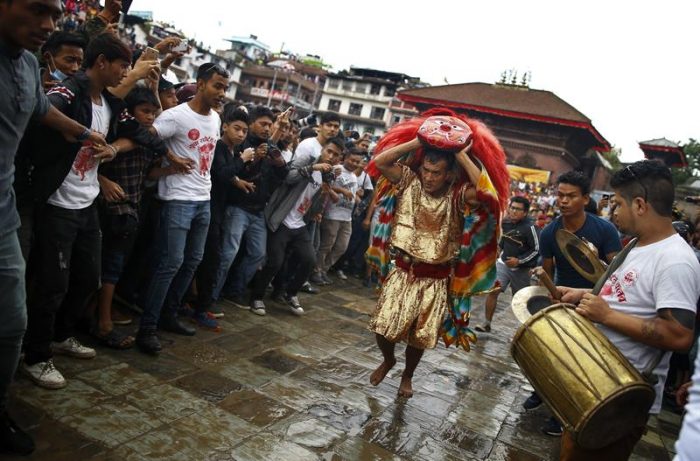 [VIDEO] Hindúes y budistas convocan a la lluvia con tambores en el festival Indra Jatra de Nepal