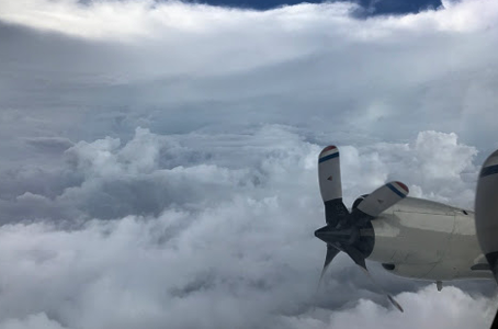 [VIDEO] Cómo se ve el ojo del huracán Irma desde un avión que vuela muy cerca de su centro