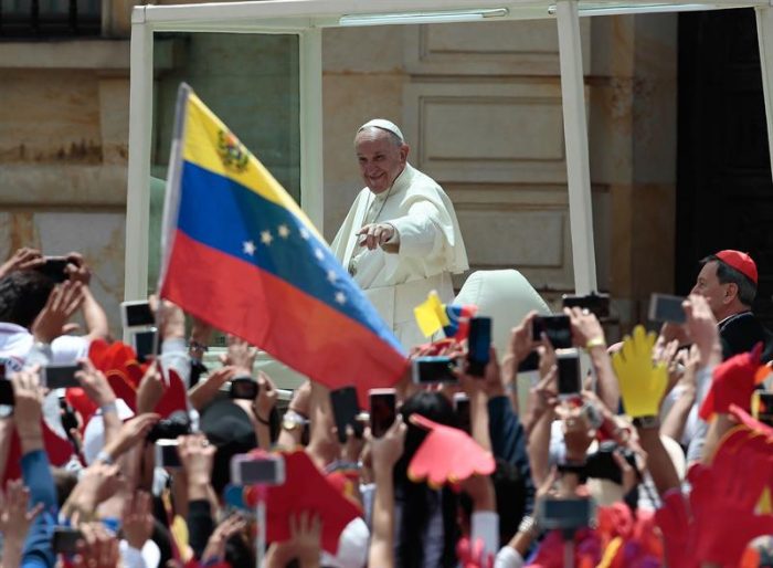 El Papa se inspira en García Márquez para hablar de «la soledad» de Colombia