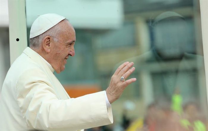 Iglesia «pasa el platillo» para financiar visita del Papa: se estudia franquicia tributaria para donaciones
