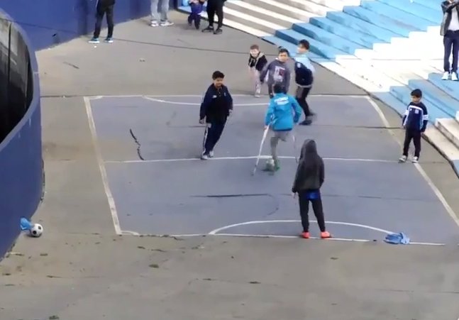 [VIDEO] Fútbol inclusivo: niño en muletas anota golazo durante entretiempo del partido de Racing