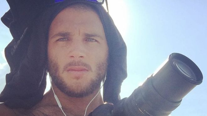 Quién es el surfista británico cuyo rostro fue robado por un falso fotógrafo de guerra que engañó a miles de seguidores en Instagram