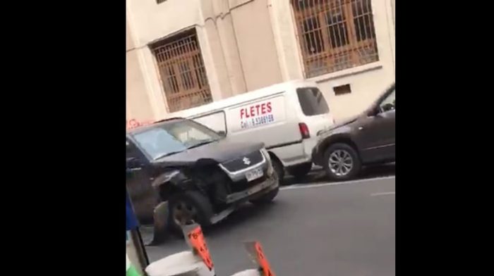 [VIDEO] Descontrolada conductora contra el tránsito choca y se sube a la vereda para evitar control de Carabineros en Santiago