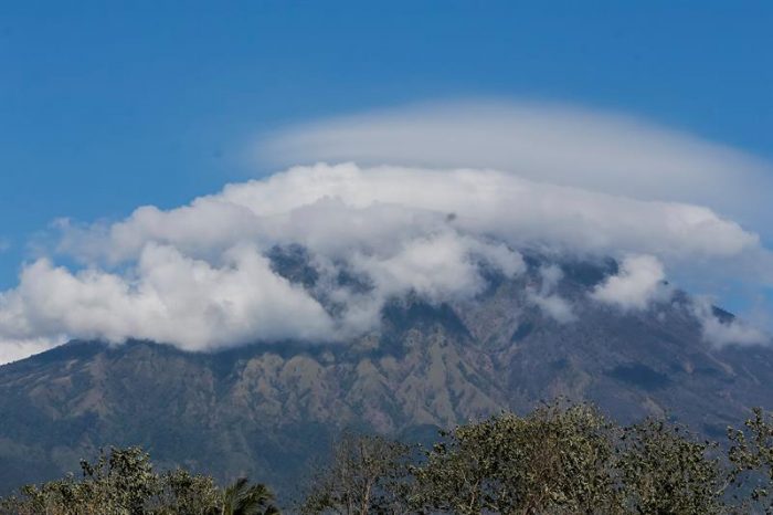 [VIDEO] Volcán Agung entra en «fase crítica» y obliga a evacuar a más de 75.000 personas en Bali