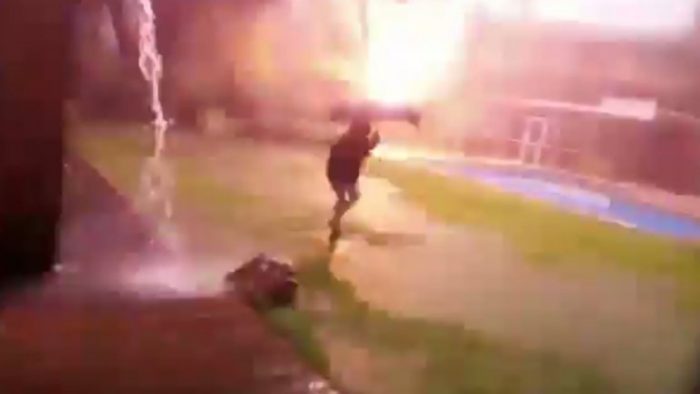 [VIDEO] Niño de 12 años es alcanzado por un rayo en el patio de su casa