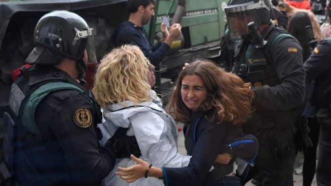 [FOTOS] Referéndum del 1 de octubre en imágenes: entre la violencia y el desafío los catalanes se movilizan para votar
