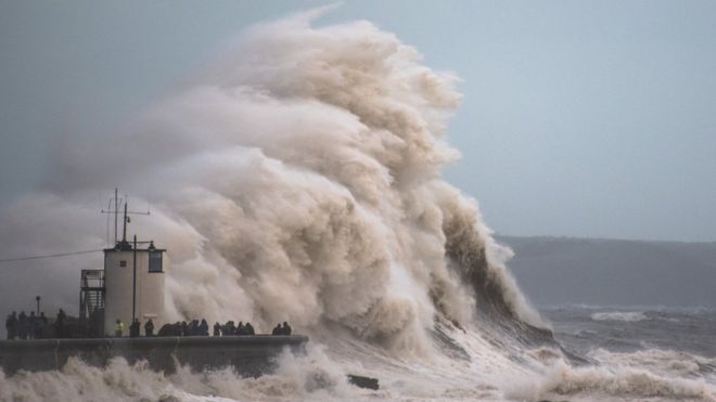 Las impresionantes imágenes del impacto de la tormenta Brian sobre Reino Unido e Irlanda