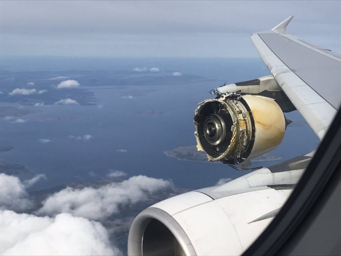 [VIDEO] La pesadilla del pasajero: registran turbina de avión que se desintegra en pleno vuelo
