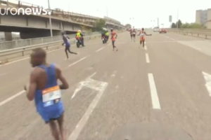 [VIDEO] Por insólito error de la organización, atletas que lideraban carrera quedan en últimos lugares