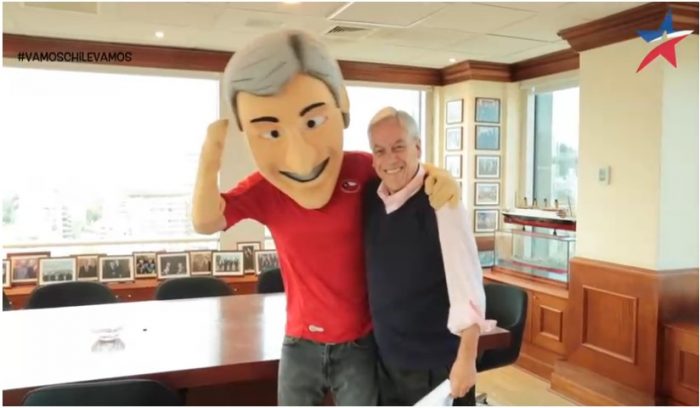 [VIDEO] La curiosa arenga de Sebastián Piñera a la Roja junto a su mascota «Piñerín»