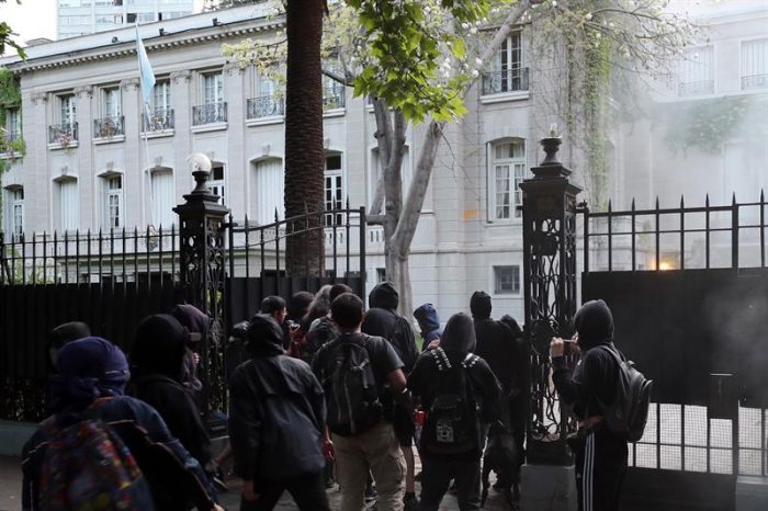 Canciller Muñoz condena ataque de encapuchados a la embajada de Argentina en Chile