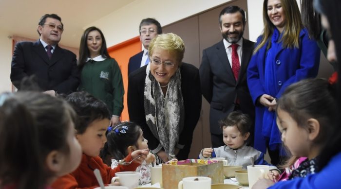 Bachelet por educación: «Algunos (Piñera) dicen que cada familia tiene que rascarse con sus propias uñas, pero eso no es posible para muchas»