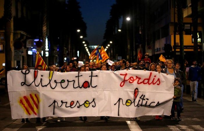 [VIDEO] Miles de personas piden en Barcelona libertad para líderes independentistas catalanes
