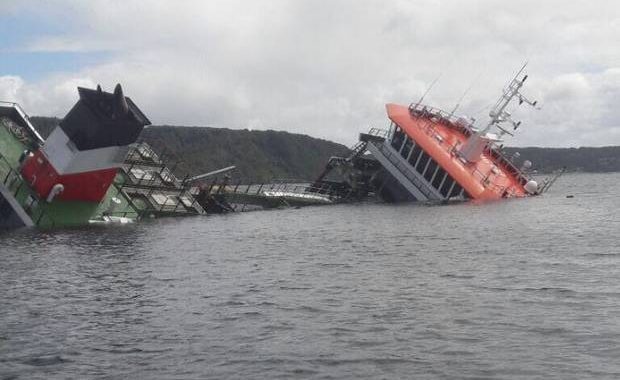 Barco se hunde con más de 60.000 litros de petróleo y 200 toneladas de peces en Chiloé