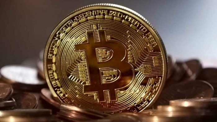 El bitcoin registró fuerte alza este lunes tras su debut en el mercado de futuros