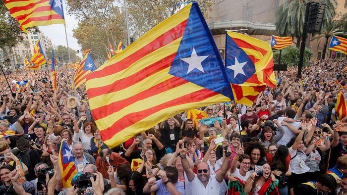 [VIDEO] El momento en que el Parlamento catalán aprueba el inicio del proceso para la independencia de Cataluña