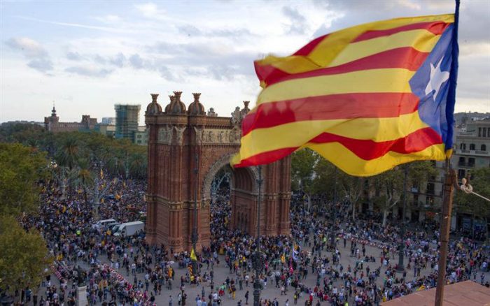 Puigdemont declara la independencia de Cataluña pero la suspende para dialogar