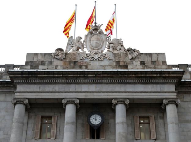 Líder de Cataluña dice que declaración de independencia «sigue suspendida» y gobierno español avanza en aplicación del artículo 155