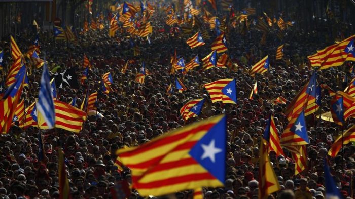 Líder catalán responde a Rajoy sin aclarar si declaró o no la independencia de su región