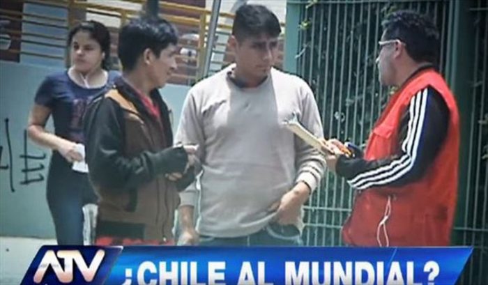 [VIDEO] Experimento social: falso hincha chileno le pide a peruanos que firmen para que «La Roja» clasifique al mundial
