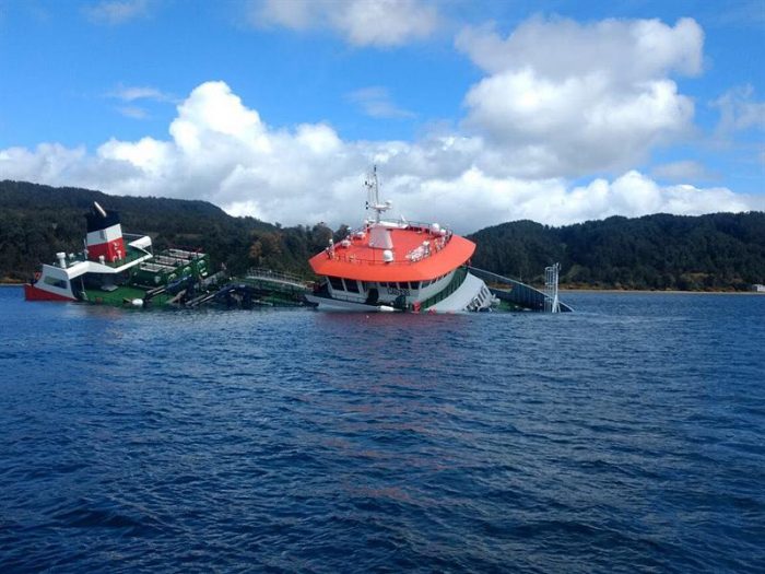 [VIDEO] Embarcación que transportaba toneladas de peces y petróleo se hunde en Chonchi