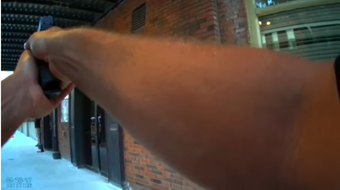 [VIDEO] El momento en que un policía dispara a un actor creyendo que era un ladrón armado en Indiana, Estados Unidos