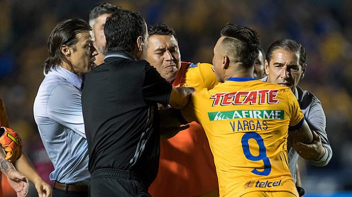 [VIDEO] Eduardo Vargas protagoniza pelea ante DT argentino del rival en México