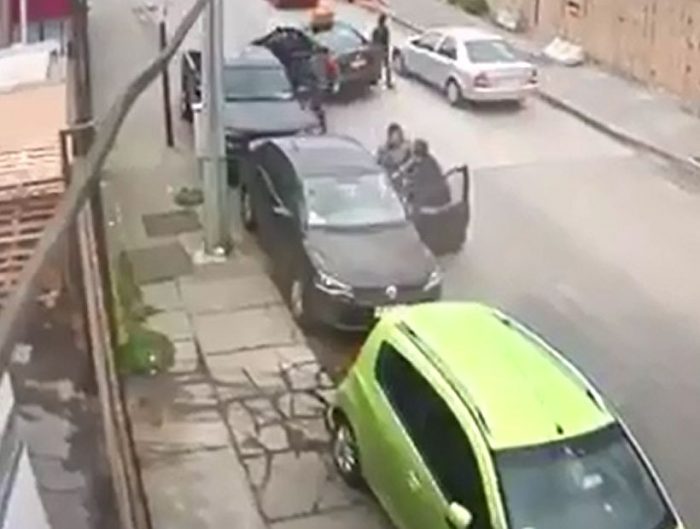 [VIDEO] En patota: vecinos frustran violento robo de auto en Concepción