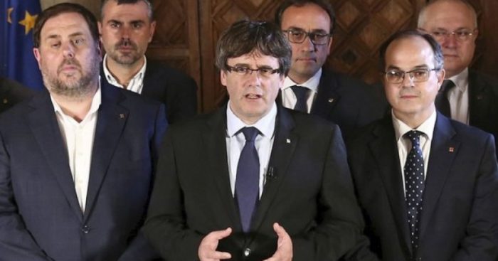 El gobierno de Cataluña proclama la victoria del «Sí» en jornada de referéndum que dejó más de 800 heridos