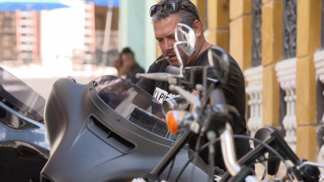 El hijo del Che Guevara que montó un negocio privado de rutas turísticas por Cuba en motocicletas