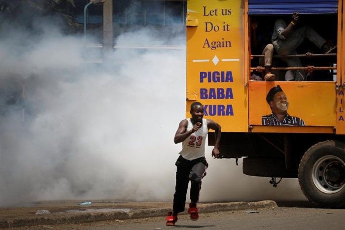 [VIDEO] Violentos enfrentamientos con la policía por protestas en Kenia pese a prohibición gubernamental