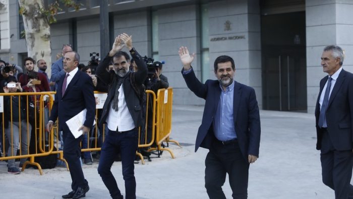 Justicia española envía a prisión a dos líderes separatistas de Cataluña